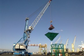 Tramogge in acciaio per lo scarico del carbone fossile dalle navi